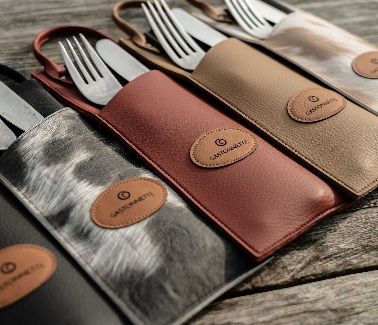 Photo d'une main tenant la pochette avec le logo du restaurant apposé dessus